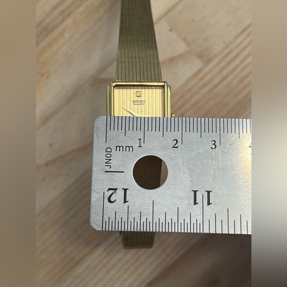 Seiko Ladies Watch Vintage Gold Tone Bracelet Gold and Rectangular Striped Dial - Picture 10 of 11